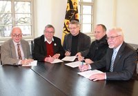 Rektor Prof. Dr. Christoph Stölzl, Oberbürgermeister Stefan Wolf, Volkshochschulleiter Ulrich Dillmann, DNT-Generalintendant und Geschäftsführer Hasko Weber und Rektor Prof. Dr.-Ing. Karl Beucke, setzten ihre Unterschriften unter den neuen Vertrag.